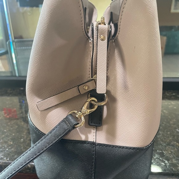 Kate spade 💕
Elegant Black and cream Handbag with Gold Accents Kate spade ♠️ - Picture 5 of 8